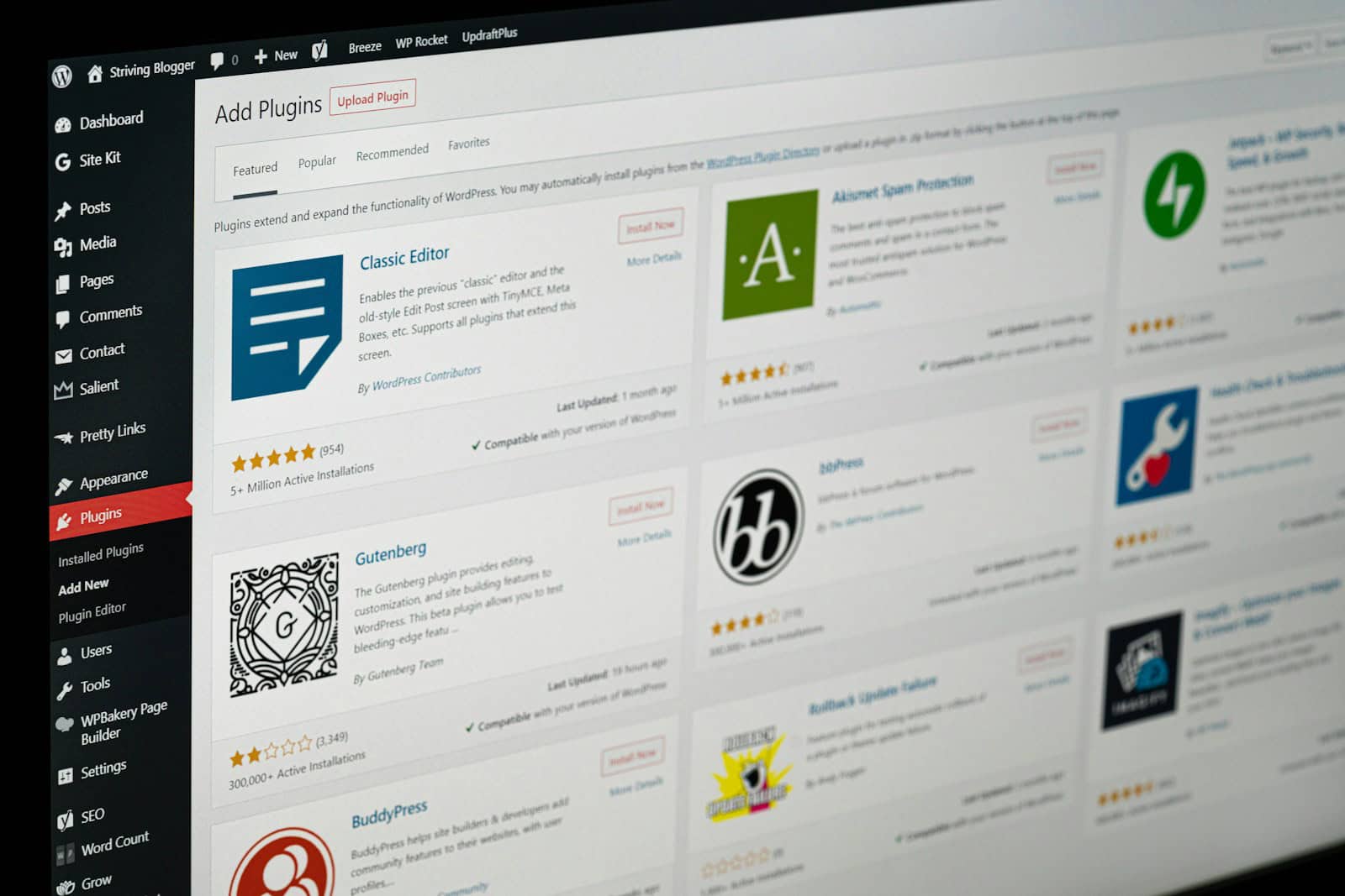 Plugins in WordPress: Voor- en Nadelen op een Rij